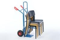 Mit der Stuhlkarre können die Stühle einfach transportiert werden