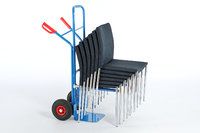 Gestapelt kann der Stuhl leicht per Transportkarre befördert werden