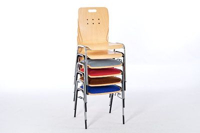 Unsere Florida Stühle können miteinander kombiniert und sehr hoch gestapelt werden