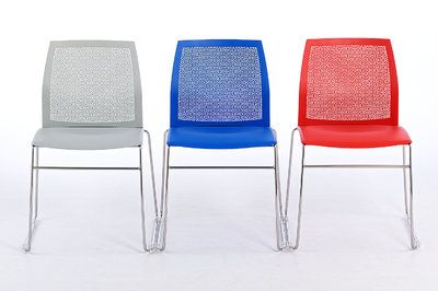 Mittels zusammensteckbarer Verbinder lassen sich schnell Stuhlreihen bilden