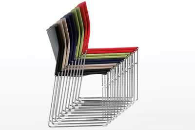 Am Kufengestell sind integrierte Reihen und Stuhlverbinder angebracht, sodass kinderleicht Stuhlreihen erstellt werden können