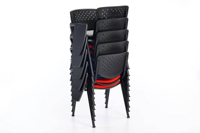 Die Iso Stühle mit Lochrücken und Schreibtablar können auch gestapelt werden
