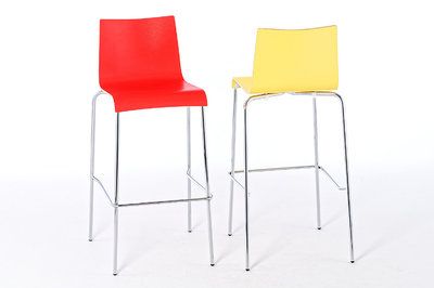 Hohe Lehnen und farbenfrohe Sitzschalen sind Kennzeichen des Mailand-Barhockers