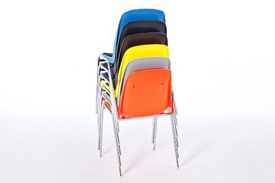 Gestapelt kann der Stuhl perfekt gelagert werden