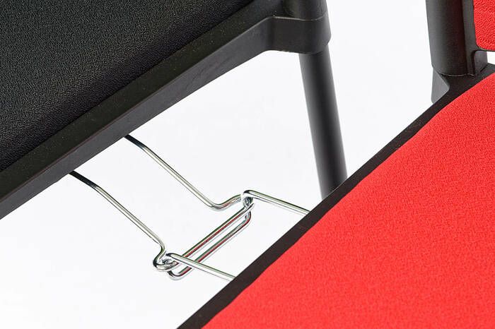 Die Armlehnenstühle Manhatten können als feste Stuhlreihen gestellt werden