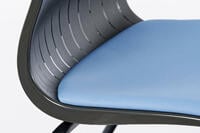 Die gebogene Rückenlehne hilft dem Stuhl dabei seine Ergonomie zu bilden
