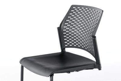 Die Stuhlflächen sind ergonomisch geformt