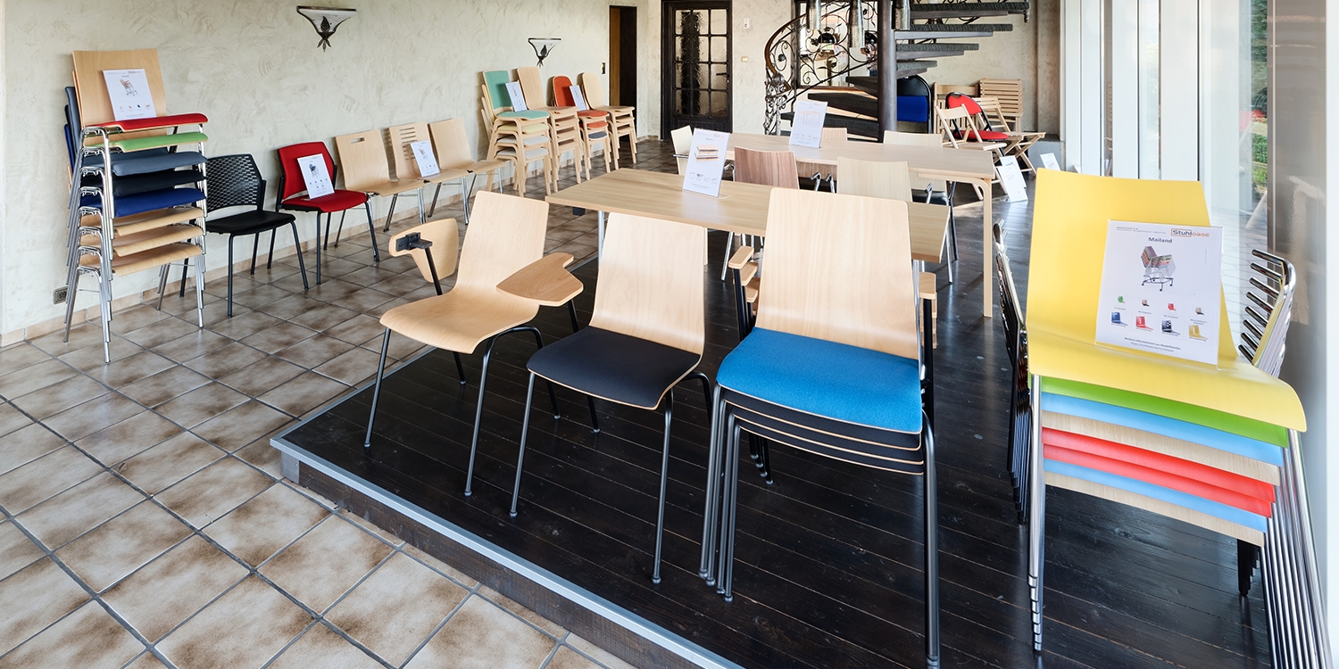 Stuhl-Ausstellung: Von Holzstuhl-Klassikern bis farbige Holzschalenstühle haben wir alles im Sortiment