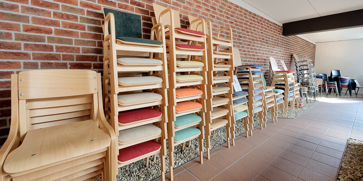 Stuhl-Ausstellung: Stapelbare Holzstühle in verschiedenen Arten, Farben und Variationen