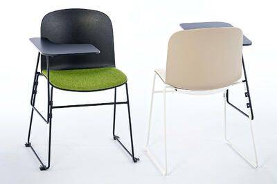 Der Adria Stuhl mit Kufen und Schreibtablar