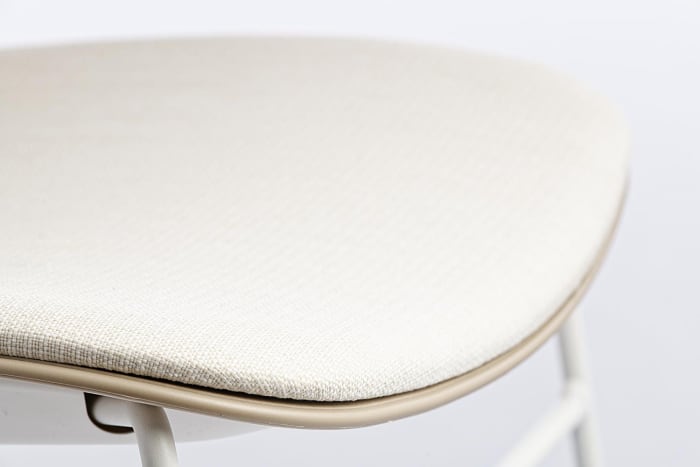 Die Sitzflächenpolsterung ist pflegeleicht und ergonomisch
