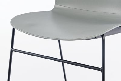 Die Querstrebe gibt dem Kufenstuhl mehr Stabilität