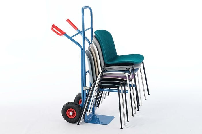 Für einen einfachen Stuhltransport wird unsere Stuhlkarre gerne genutzt