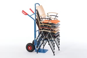 Transportierbar sind die Stapelstühle mit unserer Stuhlkarre