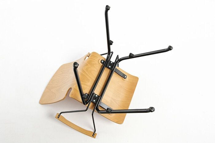 Von unten kann man die hochwertige Verschraubung der Schalenstühle mit Armlehne gut erkennen