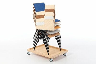 Auf dem Rollwagen können die Stühle mit Schreibtablar transportiert werden