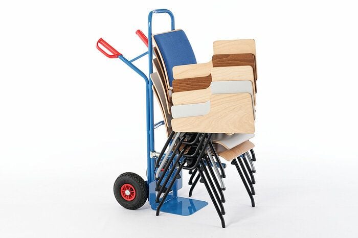 Mit der Stuhlkarre können die Collegestühle einfach transportiert werden