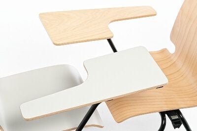 Die Sitzschalen und Schreibtablare können in verschiedenen Laminat oder Beiztönen gewählt werden