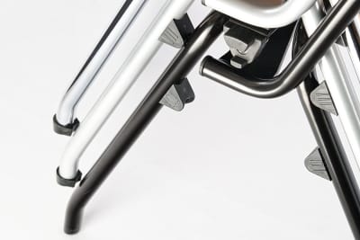 Die Alabama Stapelstühle mit Schreibtablar sind mit verschiedenen Gestellfarben zu bekommen