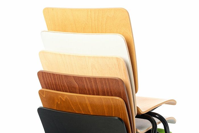 Aus einer großen Anzahl an Beizungen und Laminatfarben kan die Sitzschale und Schreibtablarfarbe ausgewählt werden
