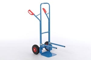 Mit der Stuhlkarre können die Stapelstühle Alabama sicher transportiert werden