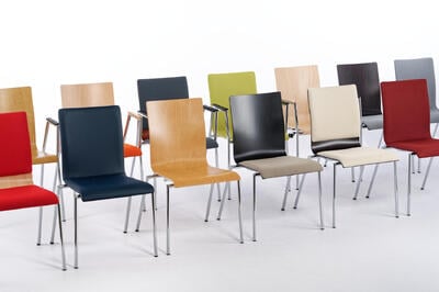 Den Schalenstuhl Alaska gibt es in vielen Varianten und Farben