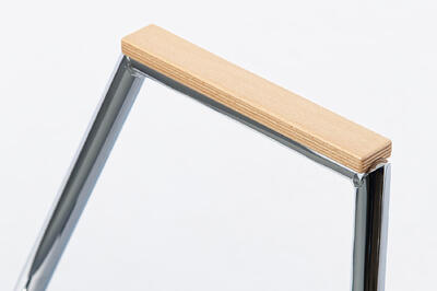 Die Armlehnen können mit Holzauflage ausgestattet werden