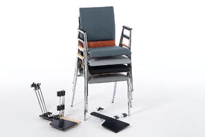 Ohne Tablar können die Armlehnenstühle gut gestapelt werden Ohne Tablar können die Armlehnenstühle gut gestapelt werden