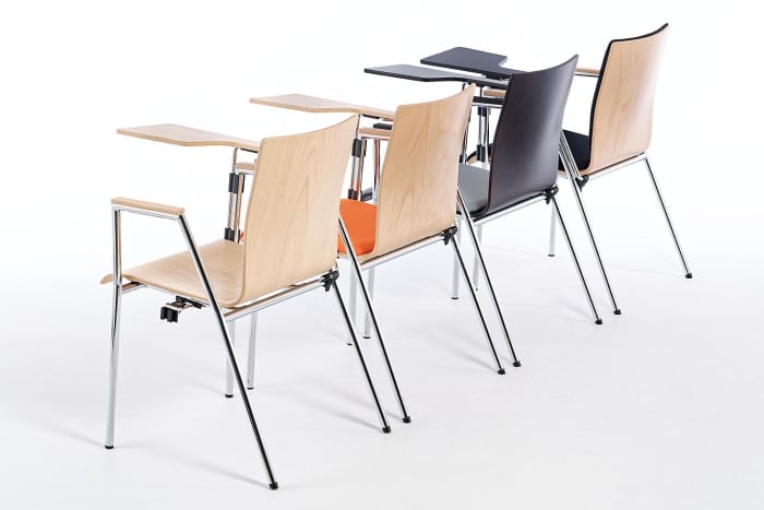Auch in Reihe gestellt geben die Collegestühle ein ordentliches Bild