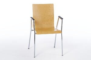 Die Holzschalenstühle mit Armlehnen sind sehr robust