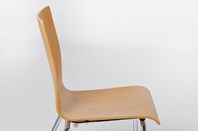 Die Rückenlehne des Alaska Schalenstuhl ist ergonomisch gebogen