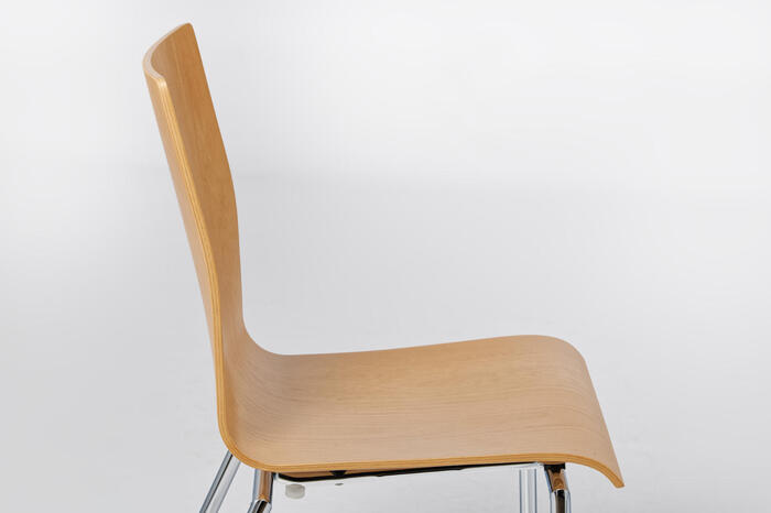 Die Rückenlehne des Alaska Schalenstuhl ist ergonomisch gebogen
