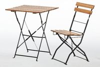 Die Amsterdam Stühle und Tische passen perfekt zueinander