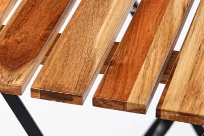 Das Holz der Tischfläche ist gut verarbeitet