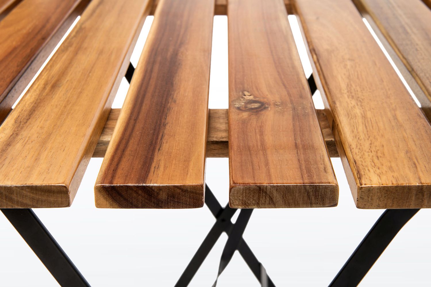 Die robuste und leicht zu reinigende Tischplatte besteht aus strapazierfähigem Akazienholz