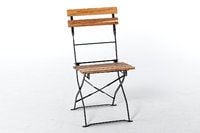 Bei diesen Stühlen wird das robuste Gestell mit der Rückenlehne und Sitzfläche aus Holz kombiniert