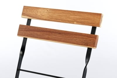 Die Elemente der Rückenlehne bestehen aus dem natürlichen Werkstoff Holz und erzeugen ein angenehmes Erscheinungsbild
