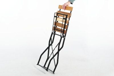 Die solide Konstruktion des Gestells dieser Stühle ist optimal aif die klappbare Ausführung abgestimmt