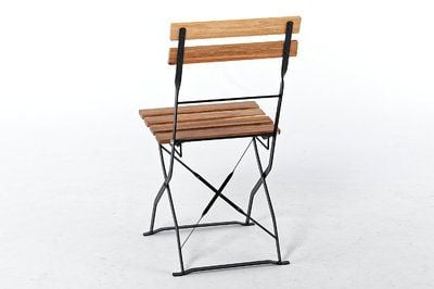 Diese Stühle kombinieren eine offene Formgebung hervorragend mit der harmonischen Natürlichkeit des Material Holz