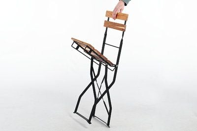 Durch die einzelnen Holzbohlen an der Rückenlehne lassen sich die Stühle problemlos heben und flexibel aufstellen