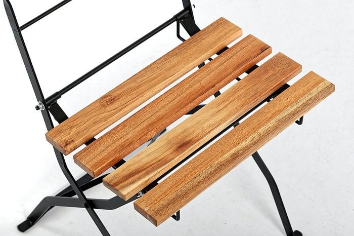 Die Sitzfläche wird mit einzelnen und hochwertigen Holzbohlen gefertigt