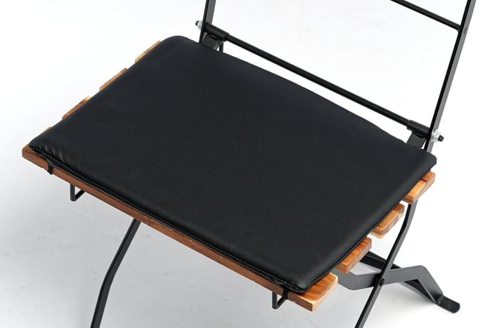 Die Sitzkissen sind abwischbar und in dezenter Farbe erhältllich