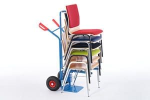Mit der Stuhlkarre ist ein schneller Stuhltransport möglich Mit der Stuhlkarre ist ein schneller Stuhltransport möglich
