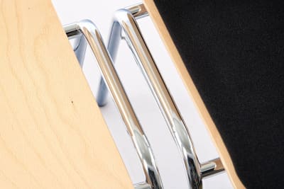 Werden die Verbinder nicht gebraucht können diese unter die Sitzfläche geschoben werden
