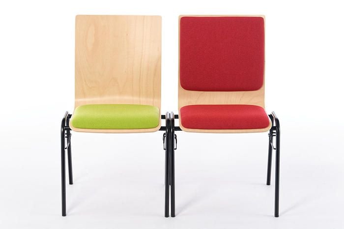 Mit dem optional integrierten Verbinder stehen die Stühle verbunden direkt aneinander