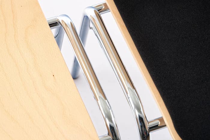 Werden die Verbinder nicht gebraucht können diese unter die Sitzfläche geschoben werden