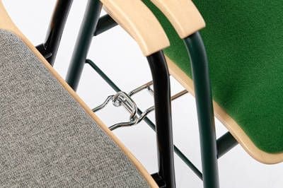 Mit dem Stuhlverbninder können die Stühle ineinander eingehakt werden