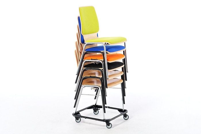 Auf dem Rollwagen gestapelt lassen sich die Atlanta Stühle problemlos transportieren und lagern