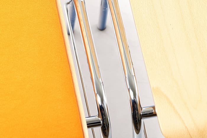 Bei nichtgebrauch verschwingen die Verbinder zum rausziehen ganz unter der Sitzfläche