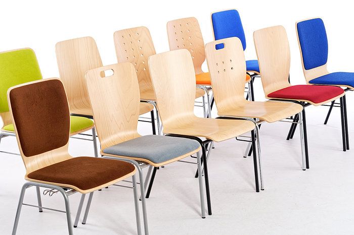 Perfekt für große Mehrzweckräume und Hallen lassen sich unsere Stühle auch kombinieren